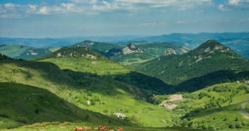 Quels souvenirs ramener d’Auvergne ? Paysage d'Auvergne, vallées fleuries