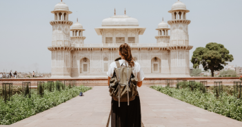3 destinations pour partir seule en voyage Jeune femme devant un temple indien