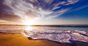 Où partir en vacances au mois de septembre ? Vue d'une plage au soleil couchant