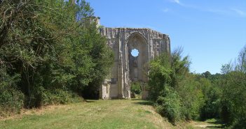 Organiser son séjour en Touraine Collégiale d'un château du Moyen-Âge en Touraine