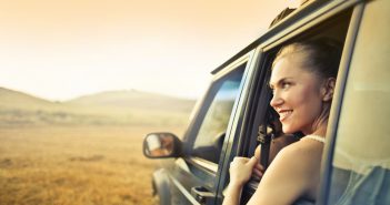 Les équipements auto pour partir en road trip Femme à la fenêtre d'un van