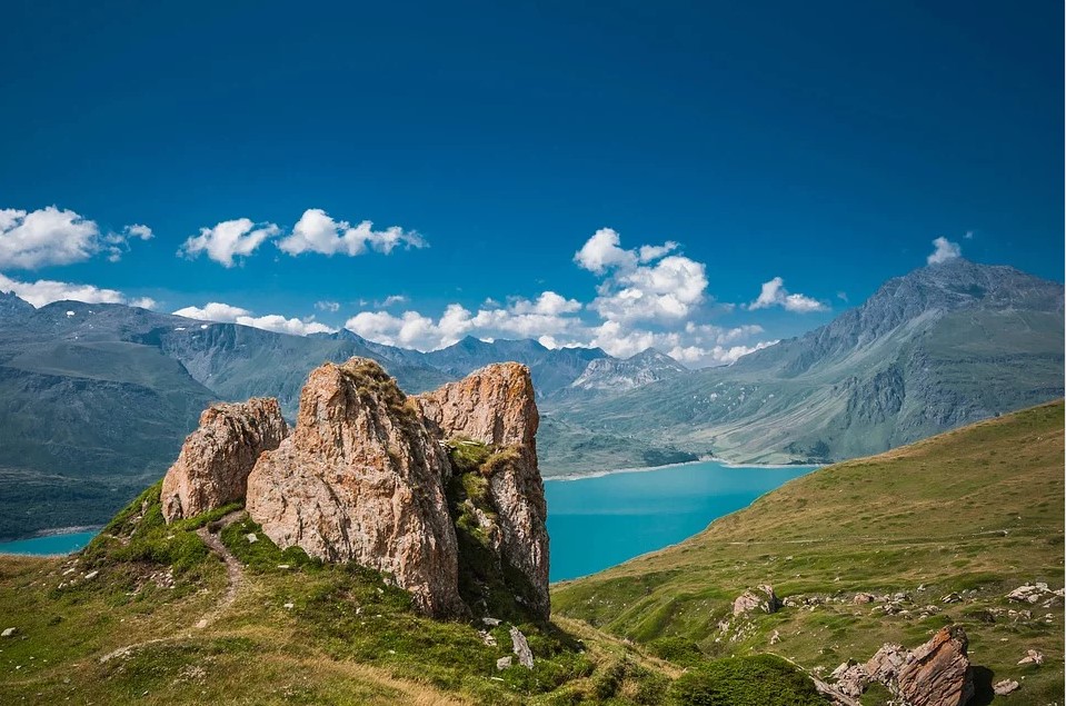 Eau turquoise du lac du Mont-Cenis en Savoie