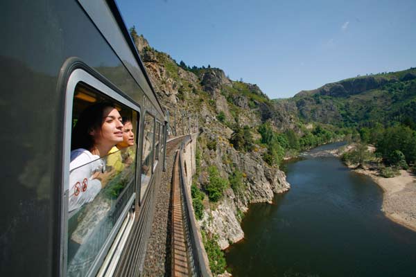 Le train touristique des Gorges de l'Allier relie Langeac (Haute-Loire) à Langogne (Lozère).