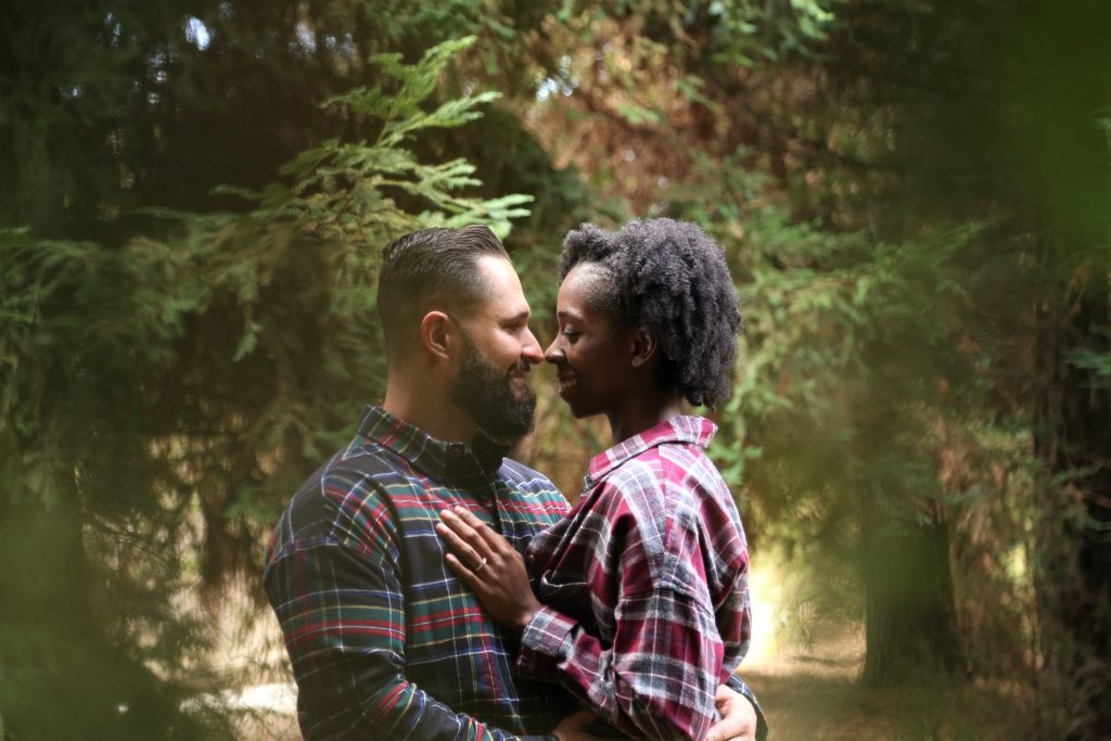 Un couple en train de s'embrasser