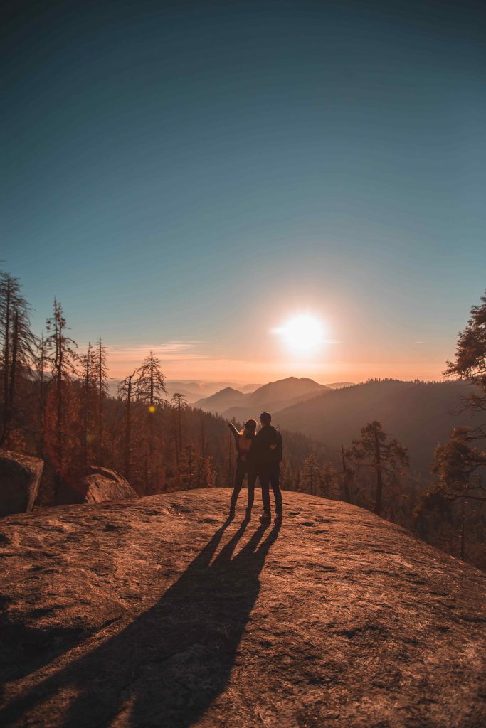 Un couple en randonnée à la montagne