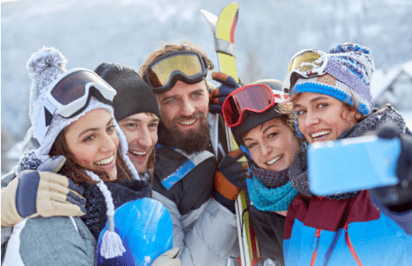 groupe d'amis au ski qui prend un selfie