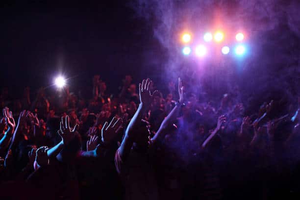 Le public qui tend les bras en l'air lors d'un festival de musique