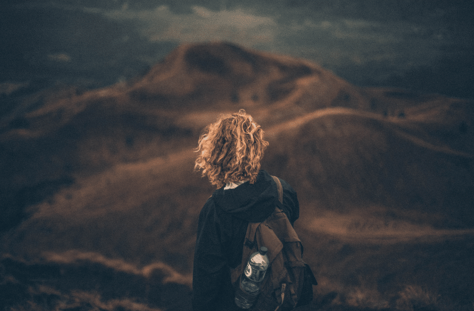 Femme de dos face à un paysage aride