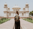 Jeune femme devant un temple indien