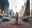 Une voyageuse dans une grande ville